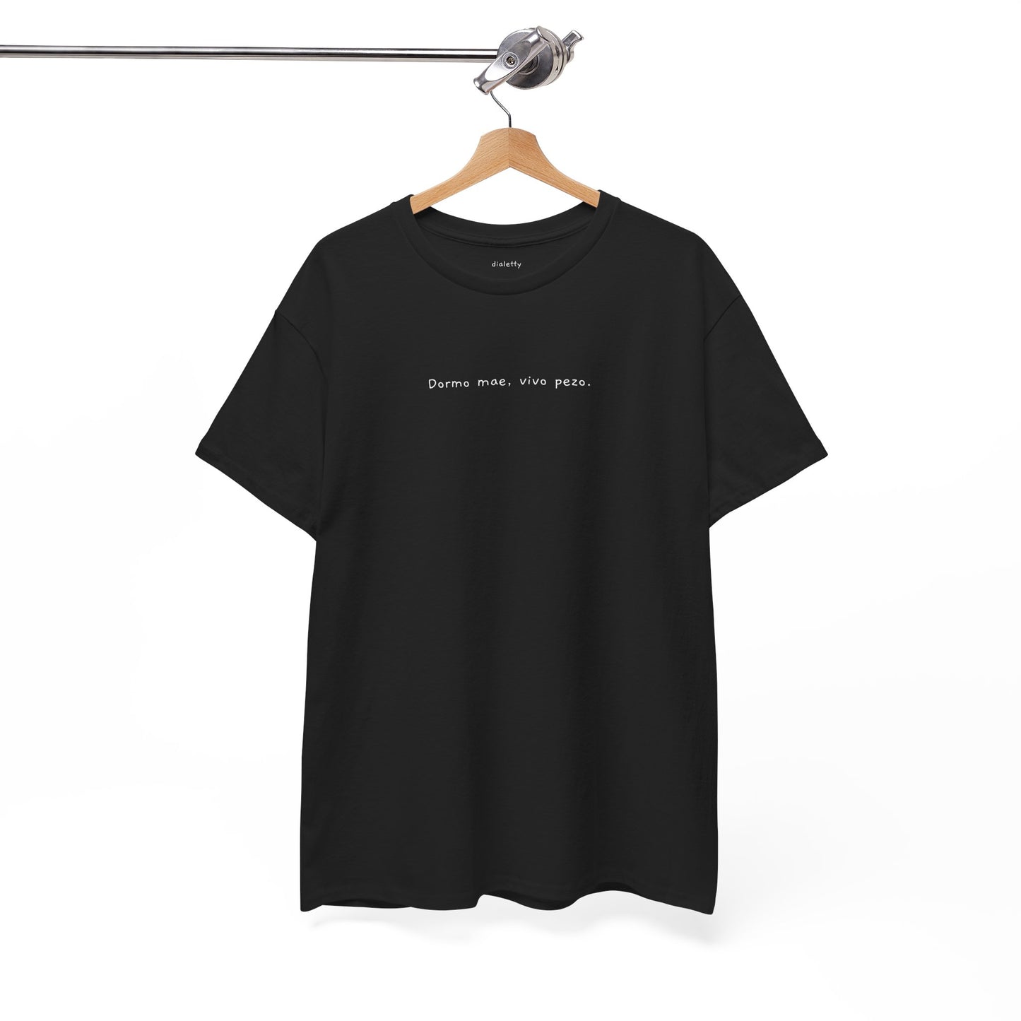 Dormo mae, vivo pezo – T-Shirt unisex
