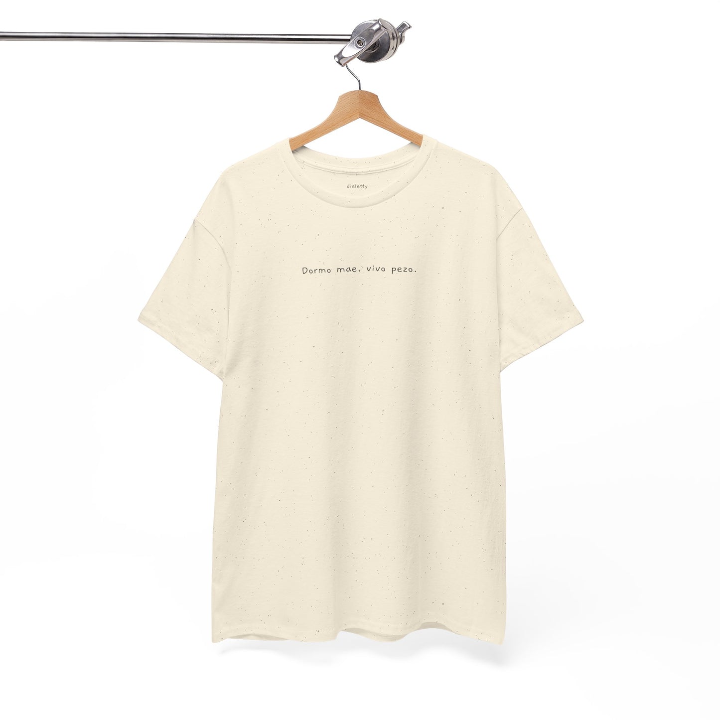 Dormo mae, vivo pezo – T-Shirt unisex