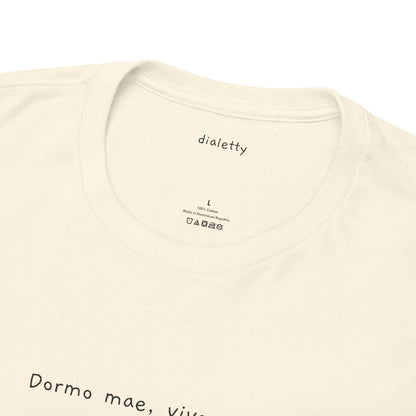 Dormo mae, vivo pezo – T-Shirt unisex